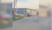 ЈЕЗИВО НАСИЉЕ У НОВОМ САДУ: Мушкарац крвнички удара жену по глави (ВИДЕО) ЈЕЗИВО НАСИЉЕ У НОВОМ САДУ: Мушкарац крвнички удара жену по глави (ВИДЕО)