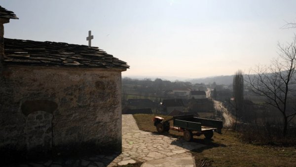 НА СТОТИНУ СМО ВАТРА ГОРЕЛИ, НИКАД САГОРЕЛИ: У сусрет Божићу, у Великој Хочи са Србима, о њиховим стрепњама и надама (ФОТО) НА СТОТИНУ СМО ВАТРА ГОРЕЛИ, НИКАД САГОРЕЛИ: У сусрет Божићу, у Великој Хочи са Србима, о њиховим стрепњама и надама (ФОТО)
