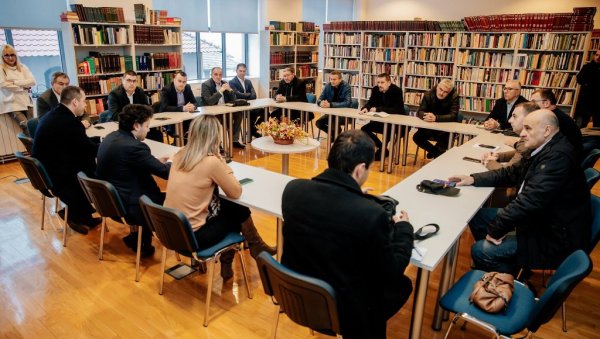 ПРЕДСЕДНИК ОПШТИНЕ ПЉЕВЉА ОДБИО ДА СЕ СРЕТНЕ СА АБАЗОВИЋЕМ: Отказано гостопримство премијеру због јефтине политичке промоције ПРЕДСЕДНИК ОПШТИНЕ ПЉЕВЉА ОДБИО ДА СЕ СРЕТНЕ СА АБАЗОВИЋЕМ: Отказано гостопримство премијеру због јефтине политичке промоције