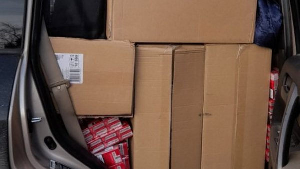 КОД ПОЈАТА ЗАПЛЕЊЕНО 2.000 БОКСЕВА ЦИГАРЕТА: Полиција ухапсила мушкарца из Косовске Митровице (ФОТО) КОД ПОЈАТА ЗАПЛЕЊЕНО 2.000 БОКСЕВА ЦИГАРЕТА: Полиција ухапсила мушкарца из Косовске Митровице (ФОТО)