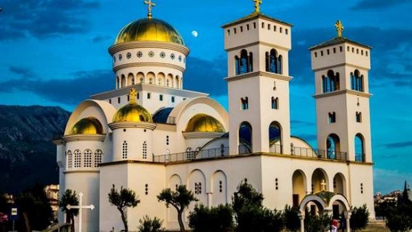 НА БАДЊИ ДАН У БАРУ: Митрополит Јоаникије служи литургију у храму Светог Јована Владимира НА БАДЊИ ДАН У БАРУ: Митрополит Јоаникије служи литургију у храму Светог Јована Владимира