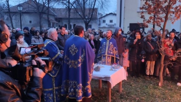 НЕКА ГОРЕ БАДЊАЦИ: Свечаност Бадњег дана у Зрењанину НЕКА ГОРЕ БАДЊАЦИ: Свечаност Бадњег дана у Зрењанину