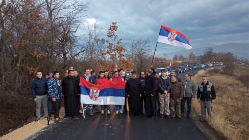 АУТО-ЛИТИЈАМА ПО БАДЊАК: Традиционално народ и свештенство заједно на Бадњи дан