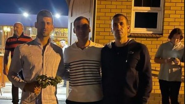 ЂОКОВИЋ ОДУШЕВИО СРБИЈУ: Овако је Новак прославио Бадње вече, послао јаку поруку свим Србима (ВИДЕО) ЂОКОВИЋ ОДУШЕВИО СРБИЈУ: Овако је Новак прославио Бадње вече, послао јаку поруку свим Србима (ВИДЕО)