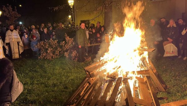 БАДЊАК У ЦЕНТРУ ЗРЕЊАНИНА: По традицији грађани обележили Бадње вече (ФОТО) БАДЊАК У ЦЕНТРУ ЗРЕЊАНИНА: По традицији грађани обележили Бадње вече (ФОТО)