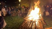 БАДЊАК У ЦЕНТРУ ЗРЕЊАНИНА: По традицији грађани обележили Бадње вече (ФОТО) БАДЊАК У ЦЕНТРУ ЗРЕЊАНИНА: По традицији грађани обележили Бадње вече (ФОТО)