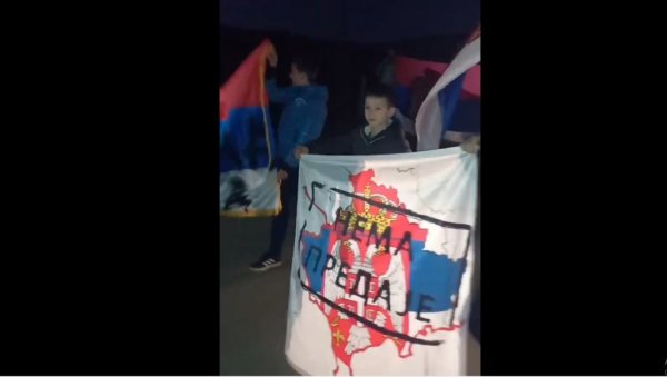 ТРОБОЈКЕ И БАДЊАЦИ: Срби у Великој Хочи прослављају Бадње вече и поручују - Нема предаје (ФОТО/ВИДЕО) ТРОБОЈКЕ И БАДЊАЦИ: Срби у Великој Хочи прослављају Бадње вече и поручују - Нема предаје (ФОТО/ВИДЕО)