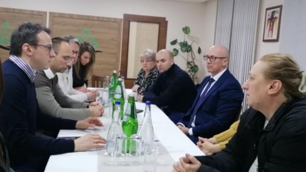 ПЕТКОВИЋ СА ПОРОДИЦАМА УХАПШЕНИХ СРБА НА КиМ: Ту смо да се заједно боримо за сваког човека (ФОТО) ПЕТКОВИЋ СА ПОРОДИЦАМА УХАПШЕНИХ СРБА НА КиМ: Ту смо да се заједно боримо за сваког човека (ФОТО)