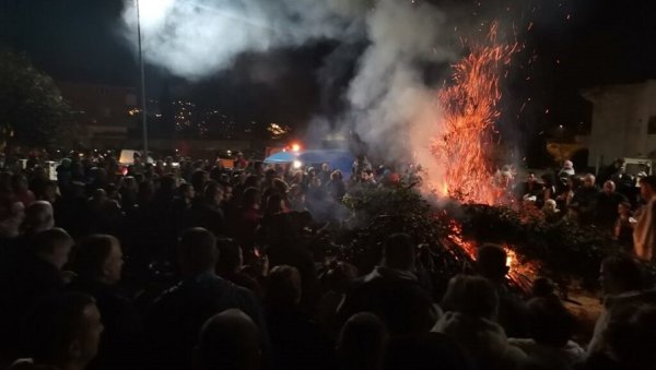 БАДЊЕ ВЕЧЕ У ХЕРЦЕГ НОВОМ: Обнављање завета да чувамо Косово и не дамо светиње (ФОТО) БАДЊЕ ВЕЧЕ У ХЕРЦЕГ НОВОМ: Обнављање завета да чувамо Косово и не дамо светиње (ФОТО)
