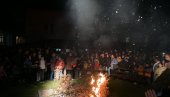 PALJENJE BADNJAKA PO TRADICIJI: Ovako su Piroćanci obeležeili Badnji dan PALJENJE BADNJAKA PO TRADICIJI: Ovako su Piroćanci obeležeili Badnji dan