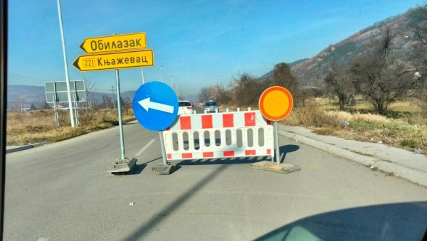 ПОЧЕЛА САНАЦИЈА КОД ПИРОТА: Претакање амонијака у аутоцистерне уз велике мере обезбеђења ПОЧЕЛА САНАЦИЈА КОД ПИРОТА: Претакање амонијака у аутоцистерне уз велике мере обезбеђења
