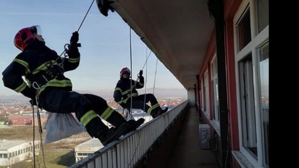 СПУСТИЛИ СЕ СА БОЛНИЧКОГ КРОВА: Дивна акција у Чачку - ватрогасци поделили пакетиће малишанима на лечењу (ФОТО) СПУСТИЛИ СЕ СА БОЛНИЧКОГ КРОВА: Дивна акција у Чачку - ватрогасци поделили пакетиће малишанима на лечењу (ФОТО)