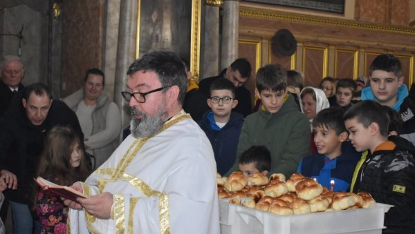 У ЦРКВАМА У КИКИНДИ ЛОМЉЕНЕ ЧЕСНИЦЕ: Верници у храмовима у граду и на селима прослављају Божић (ФОТО) У ЦРКВАМА У КИКИНДИ ЛОМЉЕНЕ ЧЕСНИЦЕ: Верници у храмовима у граду и на селима прослављају Божић (ФОТО)