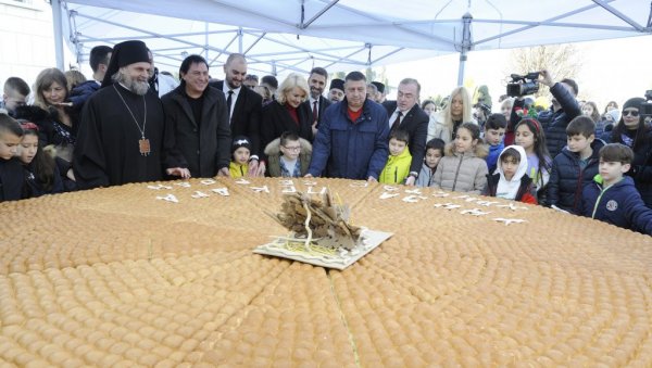 БОЖИЋНА ЗВОНА ЈОШ ЈАЧЕ ЗВОНЕ ЗА МИР И ЉУБАВ: Широм Србије, Републике српске, у целом региону и расејању, обележено рођење Исуса Христа БОЖИЋНА ЗВОНА ЈОШ ЈАЧЕ ЗВОНЕ ЗА МИР И ЉУБАВ: Широм Србије, Републике српске, у целом региону и расејању, обележено рођење Исуса Христа