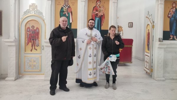 МИРЕЛА, СРБИСЛАВ И ФИЛИП ПРОНАШЛИ ЗЛАТНИКЕ: Ломљење чеснице код Зрењанина МИРЕЛА, СРБИСЛАВ И ФИЛИП ПРОНАШЛИ ЗЛАТНИКЕ: Ломљење чеснице код Зрењанина