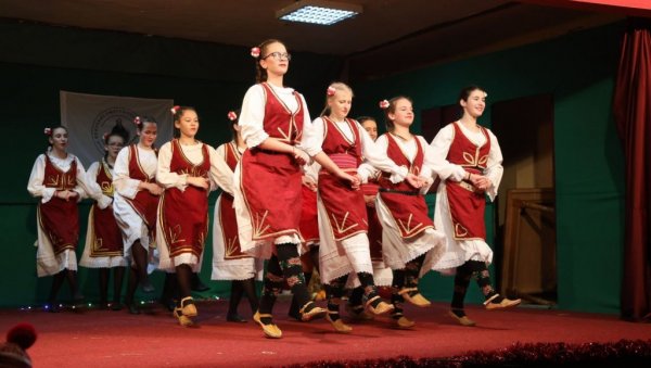 РАЗДРАГАНО ПРАЗНИЧНО КОЛО: Божићног годишњег концерта чланова Културно уметничког друштва Доситеј Обрадовић(ФОТО) РАЗДРАГАНО ПРАЗНИЧНО КОЛО: Божићног годишњег концерта чланова Културно уметничког друштва Доситеј Обрадовић(ФОТО)