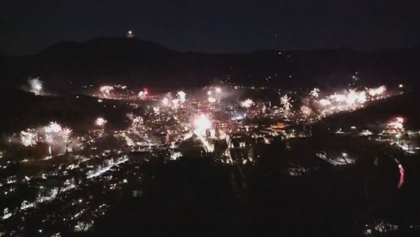 ВАТРОМЕТ ОСВЕТЛИО БЈЕЛАСИЦУ: Никад веселији божићни празници у Колашину (ВИДЕО) ВАТРОМЕТ ОСВЕТЛИО БЈЕЛАСИЦУ: Никад веселији божићни празници у Колашину (ВИДЕО)