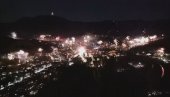 VATROMET OSVETLIO BJELASICU: Nikad veseliji božićni praznici u Kolašinu (VIDEO) VATROMET OSVETLIO BJELASICU: Nikad veseliji božićni praznici u Kolašinu (VIDEO)