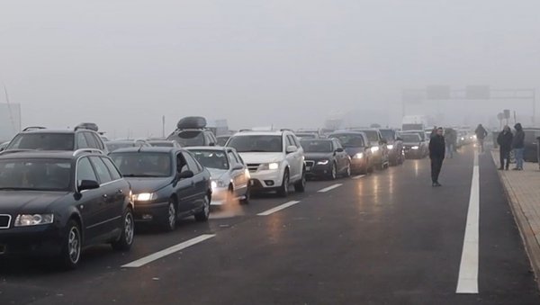 ГУЖВЕ НА ПОЈЕДИНИМ ГРАНИЧНИМ ПРЕЛАЗИМА: Време отежава вожњу, објекти шпедиције без струје ГУЖВЕ НА ПОЈЕДИНИМ ГРАНИЧНИМ ПРЕЛАЗИМА: Време отежава вожњу, објекти шпедиције без струје