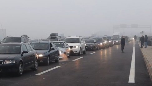 VAŽNO ZA ONE KOJI PLANIRAJU NA PUT: Evo na kojim graničnim prelazima se čeka u kolonama VAŽNO ZA ONE KOJI PLANIRAJU NA PUT: Evo na kojim graničnim prelazima se čeka u kolonama
