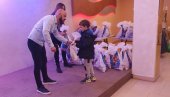 РАДОСТ ЗА БОЖИЋ: Обезбеђени поклон-пакетићи за децу пореклом из Ђаковице РАДОСТ ЗА БОЖИЋ: Обезбеђени поклон-пакетићи за децу пореклом из Ђаковице