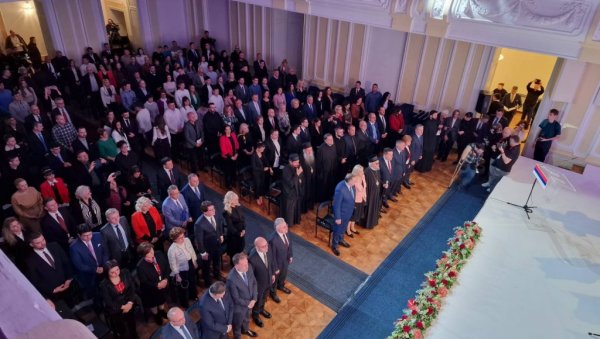 ПРИЗНАЊЕ ХУМАНОСТИ И СПАСАВАЊУ ЖИВОТА: Додик одликовао директора и лекаре бијељинске болнице „Свети врачеви“ ПРИЗНАЊЕ ХУМАНОСТИ И СПАСАВАЊУ ЖИВОТА: Додик одликовао директора и лекаре бијељинске болнице „Свети врачеви“