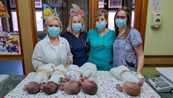 ПЕТ БЕБА НА БОЖИЋ: Општа болница у Шапцу за најрадоснији хришћански празник дочекала и близнакиње ПЕТ БЕБА НА БОЖИЋ: Општа болница у Шапцу за најрадоснији хришћански празник дочекала и близнакиње