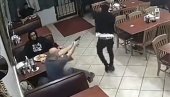 PLJAČKAŠ UPAO U RESTORAN, GOST GA UBIO: Jeziv snimak iz Teksasa - Izrešetao ga iz blizine, pa ga overio (UZNEMIRUJUĆI VIDEO)