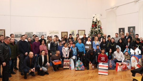 ПОКЛОНИ ЗА ДЕЦУ БЕЗ РОДИТЕЉСКОГ СТАРАЊА: Вршачки привредници испунили новогодишње жеље штићеника дома „Вера Радивојевић“ ПОКЛОНИ ЗА ДЕЦУ БЕЗ РОДИТЕЉСКОГ СТАРАЊА: Вршачки привредници испунили новогодишње жеље штићеника дома „Вера Радивојевић“