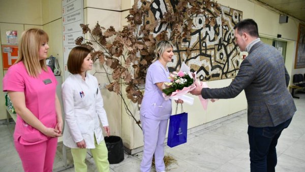 ДАРОВИ БОЖИЋНИМ БЕБАМА: Краљевчани наставили лепу традицију ДАРОВИ БОЖИЋНИМ БЕБАМА: Краљевчани наставили лепу традицију