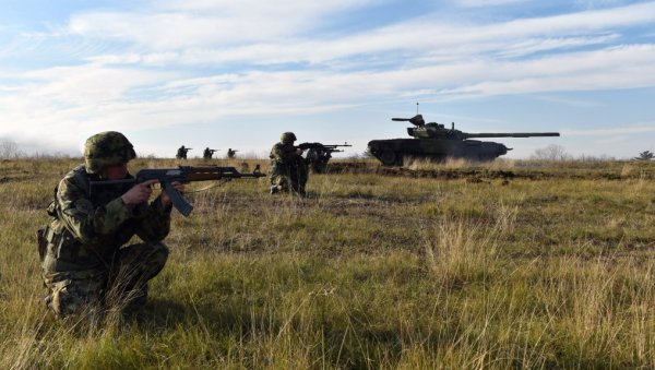 СРПСКИ ТЕНКОВИ У НАПАДУ: Комбинована обука пешадијских и оклопних јединица (ФОТО) СРПСКИ ТЕНКОВИ У НАПАДУ: Комбинована обука пешадијских и оклопних јединица (ФОТО)