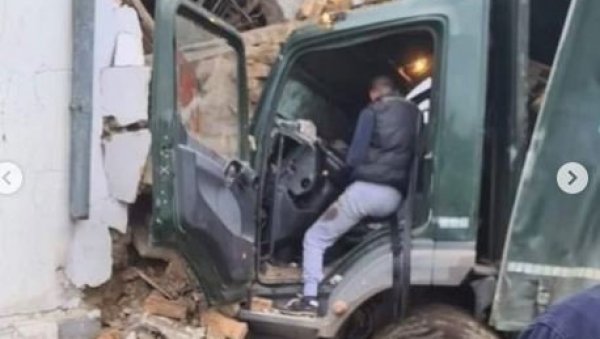 КАМИОН СЕ ЗАКУЦАО У КУЋУ: Ужас у Силбашу (ФОТО) КАМИОН СЕ ЗАКУЦАО У КУЋУ: Ужас у Силбашу (ФОТО)