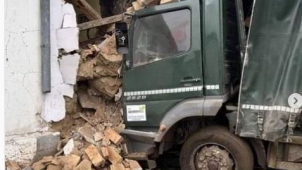 ПРВИ СНИМАК НЕСРЕЋЕ У СИЛБАШУ: Тешко повређен сувозач након што је камион ултео у кућу (ВИДЕО) ПРВИ СНИМАК НЕСРЕЋЕ У СИЛБАШУ: Тешко повређен сувозач након што је камион ултео у кућу (ВИДЕО)