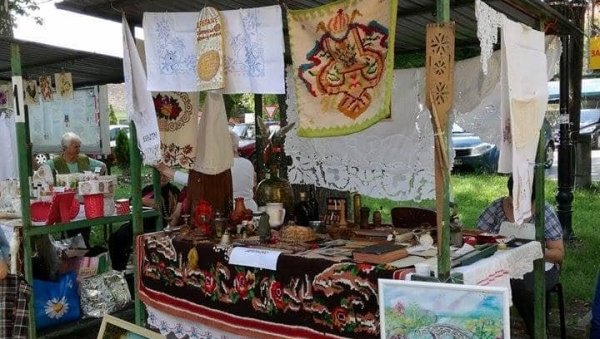 СТАРЕ ЗАНАТЕ И ДОМАЋУ РАДИНОСТ НЕГУЈУ 18 ГОДИНА: Удружење Етно форма најстарије је на територији Јагодине (ФОТО) СТАРЕ ЗАНАТЕ И ДОМАЋУ РАДИНОСТ НЕГУЈУ 18 ГОДИНА: Удружење Етно форма најстарије је на територији Јагодине (ФОТО)