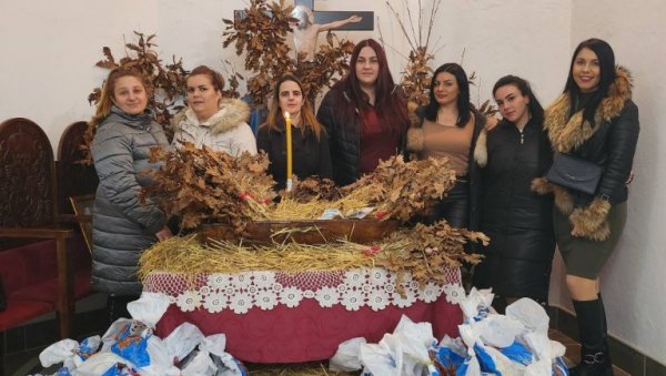 ОБРАДОВАЛИ НАЈМЛАЂЕ ЗА ПРАЗНИКЕ: Шесту годину заредом деца из Рибара добила божићне пакетиће ОБРАДОВАЛИ НАЈМЛАЂЕ ЗА ПРАЗНИКЕ: Шесту годину заредом деца из Рибара добила божићне пакетиће