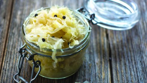 UKUSAN I ZDRAV, PRAVI RUDNIK VITAMINA C: Originalni nemački recept za kiseli kupus, da uživate u salati u hladnim danima UKUSAN I ZDRAV, PRAVI RUDNIK VITAMINA C: Originalni nemački recept za kiseli kupus, da uživate u salati u hladnim danima