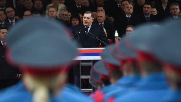 СРПСКА ПРАЗНУЈЕ ШМИТУ ИЗ ИНАТА: Бурне реакције у РС на претње Немца да ће ићи у затвор они који славе дан републике СРПСКА ПРАЗНУЈЕ ШМИТУ ИЗ ИНАТА: Бурне реакције у РС на претње Немца да ће ићи у затвор они који славе дан републике