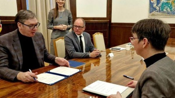 ЗА ЈАЧИ РАСТ ПРИВРЕДЕ И БРЖЕ ПРИБЛИЖАВАЊЕ ЕУ: Вучић са амбасадорком Конрад потписао Заједничку изјаву о намерама (ФОТО) ЗА ЈАЧИ РАСТ ПРИВРЕДЕ И БРЖЕ ПРИБЛИЖАВАЊЕ ЕУ: Вучић са амбасадорком Конрад потписао Заједничку изјаву о намерама (ФОТО)