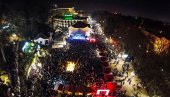 ŽURKA NA TRGU: Vrnjčani organizovano dočekuju pravoslavnu Novu godinu ŽURKA NA TRGU: Vrnjčani organizovano dočekuju pravoslavnu Novu godinu
