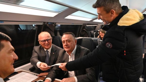 НЕМА ПОПУСТА НИ ЗА МИНИСТРА: Весић на састанак у Нови Сад стигао брзим возом, кондуктер уредно очитао карту (ФОТО) НЕМА ПОПУСТА НИ ЗА МИНИСТРА: Весић на састанак у Нови Сад стигао брзим возом, кондуктер уредно очитао карту (ФОТО)