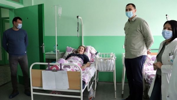 ДАРИВАНА ПРВА БОЖИЋНА БЕБА: Кладовљанину Матији поклон локалне самоуправе ДАРИВАНА ПРВА БОЖИЋНА БЕБА: Кладовљанину Матији поклон локалне самоуправе