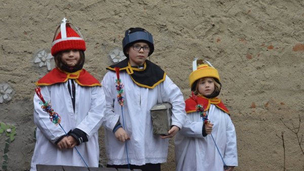 ЧЕСИ ЧУВАЈУ БОЖИЋНИ ОБИЧАЈ СТАР 200 ГОДИНА: Дечаци обучени као три краља обилазе куће у Крушчици (ФОТО) ЧЕСИ ЧУВАЈУ БОЖИЋНИ ОБИЧАЈ СТАР 200 ГОДИНА: Дечаци обучени као три краља обилазе куће у Крушчици (ФОТО)