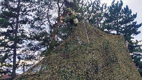 ИЗВОДИ СЕ У СПЕЦИЈАЛНО ОПРЕМЉЕНИМ КАБИНЕТИМА: Како изгледа обука војника службе телекомуникација у Бригади везе (ФОТО) ИЗВОДИ СЕ У СПЕЦИЈАЛНО ОПРЕМЉЕНИМ КАБИНЕТИМА: Како изгледа обука војника службе телекомуникација у Бригади везе (ФОТО)