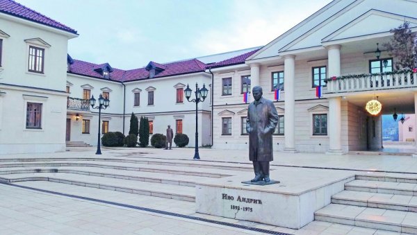 КЊИГЕ СУ ДНЕВНИК НАРОДА: Велика награда Иво Андрић писцима Јевгенију Водолазкину и Мирославу Максимовићу КЊИГЕ СУ ДНЕВНИК НАРОДА: Велика награда Иво Андрић писцима Јевгенију Водолазкину и Мирославу Максимовићу