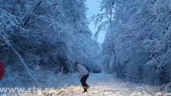 ЗАБЕЛЕЛО СЕ КОД ПОЖЕГЕ: Снег пада и код Косјерића ЗАБЕЛЕЛО СЕ КОД ПОЖЕГЕ: Снег пада и код Косјерића