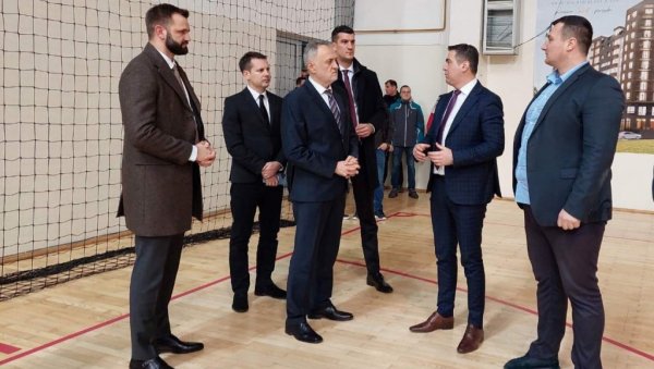 ИДЕАЛНИ УСЛОВИ ЗА СПОРТИСТЕ: Министар спорта Зоран Гајић посетио Врњачку Бању ИДЕАЛНИ УСЛОВИ ЗА СПОРТИСТЕ: Министар спорта Зоран Гајић посетио Врњачку Бању