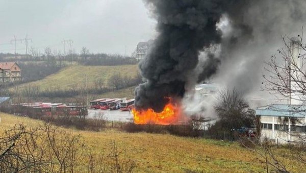 ИЗГОРЕО АУТОБУС, ПЛАМЕН ПРОГУТАО ПОЛА ВОЗИЛА: Над Барајевом се надвио густи дим ИЗГОРЕО АУТОБУС, ПЛАМЕН ПРОГУТАО ПОЛА ВОЗИЛА: Над Барајевом се надвио густи дим