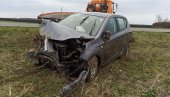 РОДИТЕЉИ СА БЕБОМ СЛЕТЕЛИ АУТОМ У КАНАЛ: Саобраћајна несрећа код Кикинде (ФОТО) РОДИТЕЉИ СА БЕБОМ СЛЕТЕЛИ АУТОМ У КАНАЛ: Саобраћајна несрећа код Кикинде (ФОТО)