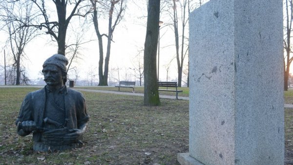 ОСТАЈЕ ГОРАК УКУС НЕЗНАЊА: Краљевчани обнављају оскрнављену бисту војводе Јована Курсуле ОСТАЈЕ ГОРАК УКУС НЕЗНАЊА: Краљевчани обнављају оскрнављену бисту војводе Јована Курсуле