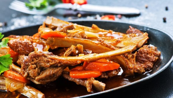 ПЕЧЕНА АРОМАТИЧНА ЈАГЊЕТИНА: Сочна и укусна као испод сача! ПЕЧЕНА АРОМАТИЧНА ЈАГЊЕТИНА: Сочна и укусна као испод сача!